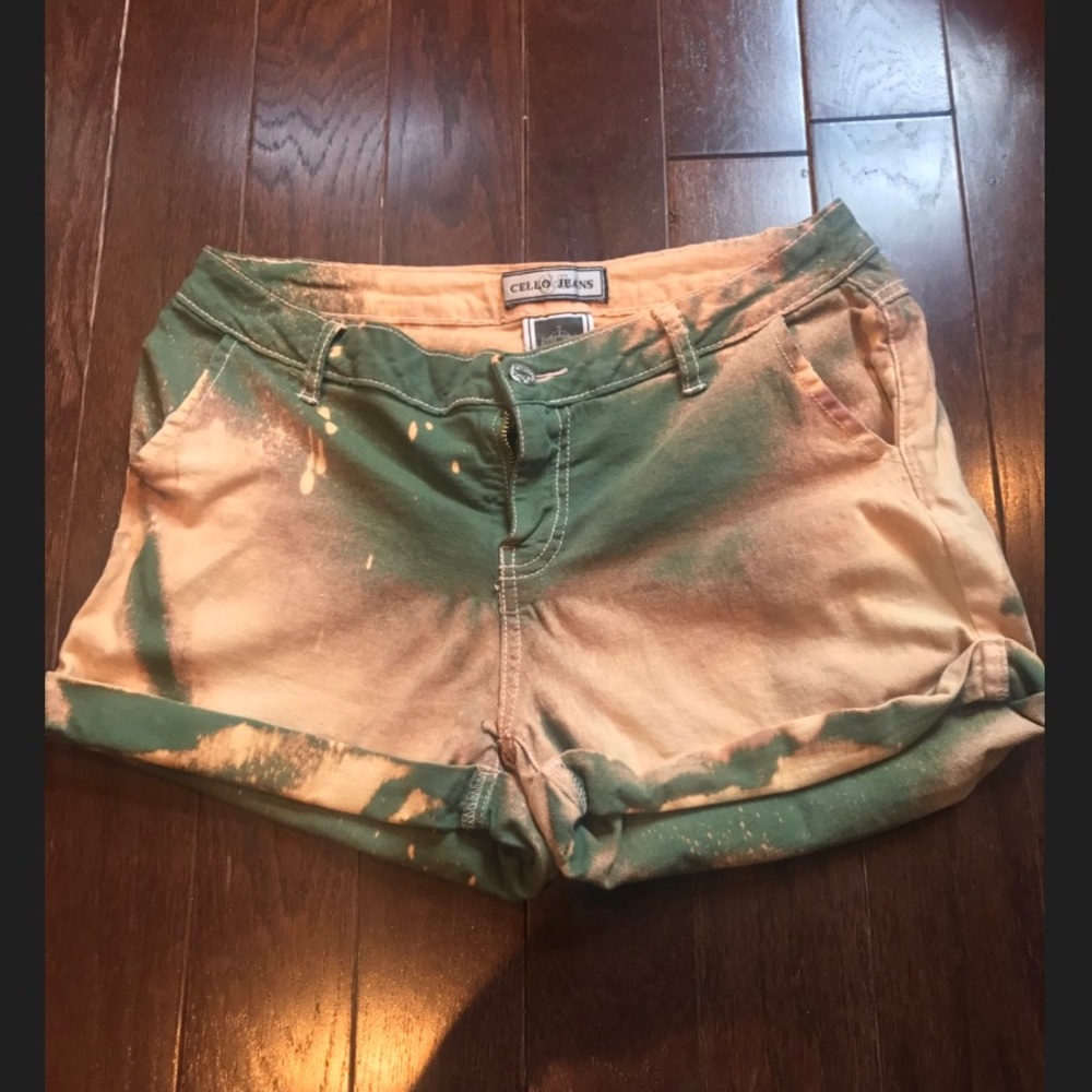 Custome dye and Acid washed shorts. Woman's size:L